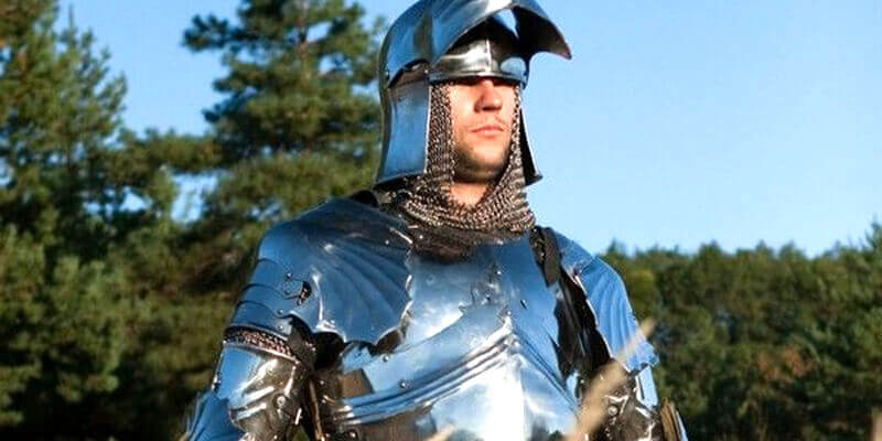 Le harnois de chevalier médiéval fonctionnel