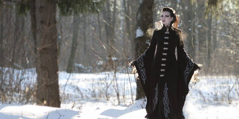 Le manteau long gothique de laine « Merle noir »