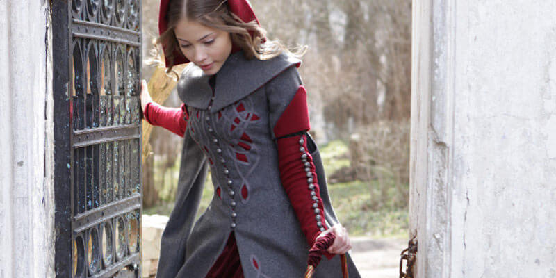 Manteau médiéval exclusif en laine « Le Petit Chaperon rouge »