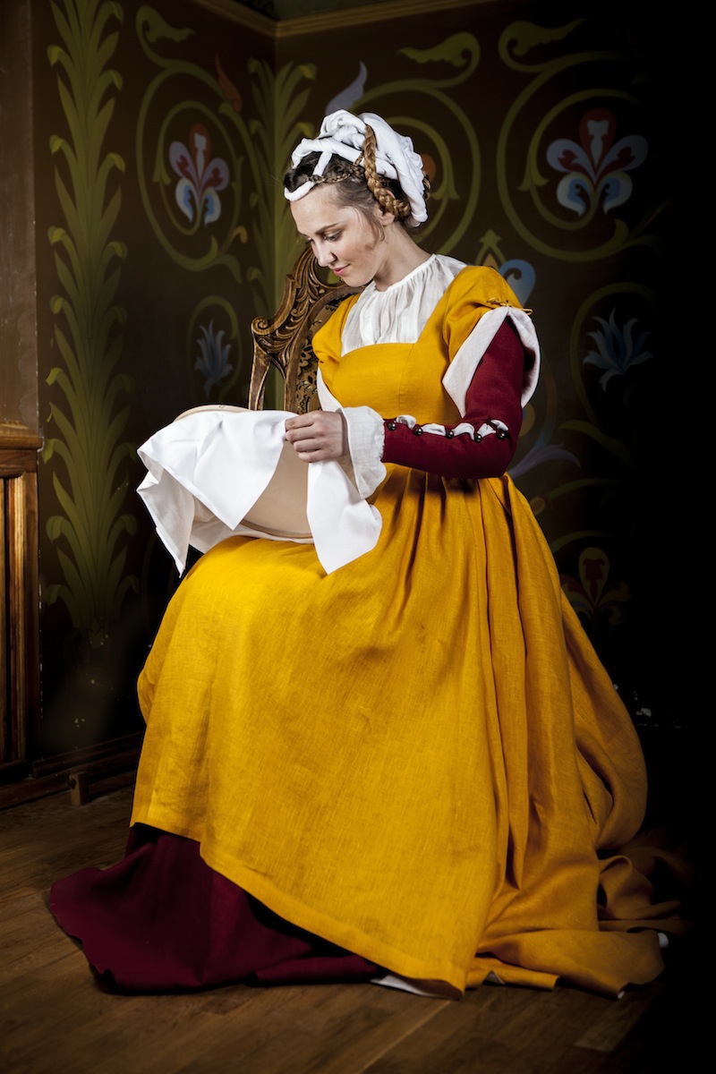Costume médiéval historiquement exact de grande qualité. Surcot, robe et chemise sont inclus. Toile de lin naturel.