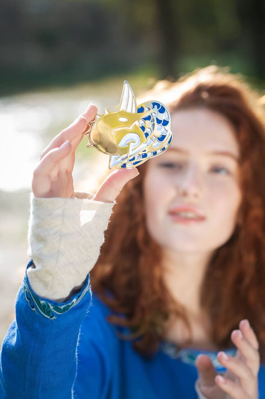 Broche espadon en laiton émaillé
