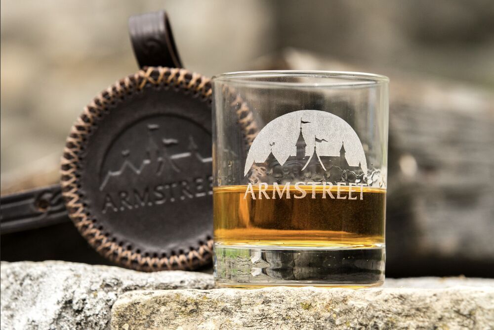 Étui en cuir gaufré personnalisable et verre à whisky gravé