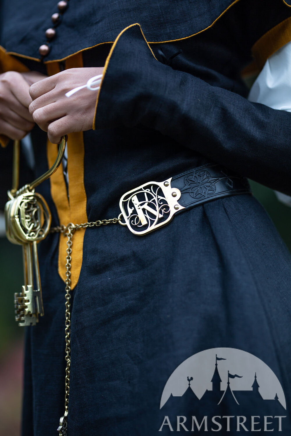 Ceinture en cuir avec lettres « Clés et Symboles »