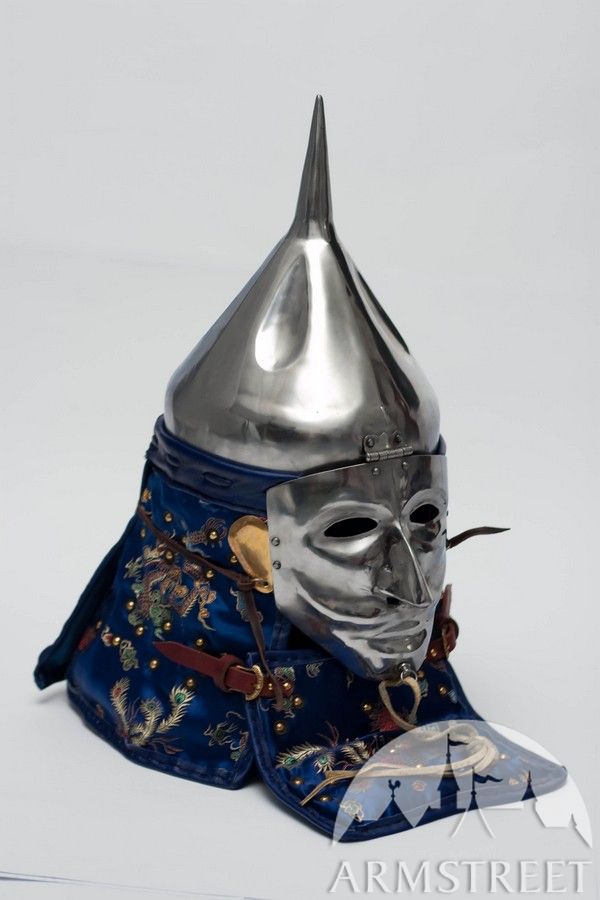 Le casque de combat fonctionnel médiéval asiatique mongole avec la visière sous la forme de masque-visage