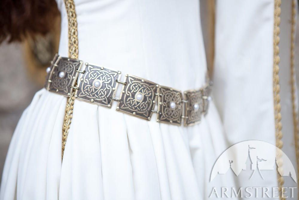 Ceinture en laiton, la couronne et broche « L’Adoubement »