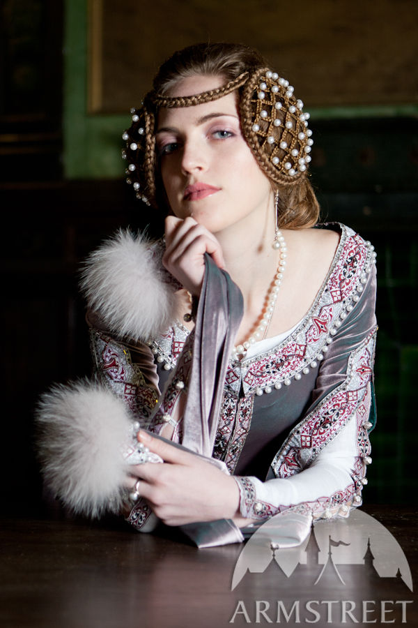 La robe de velours incroyable, brodée de perle de rocaille et de perles minuscules