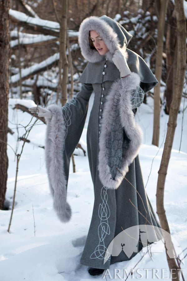 Le manteau exclusif avec capuchon de laine avec fourrure et décorations de broderie à la main du style médiéval