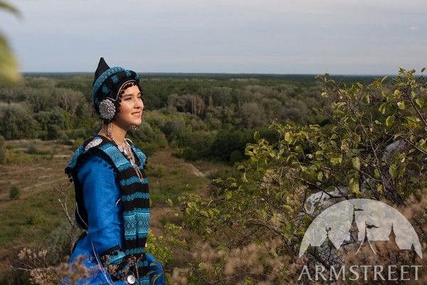 Le costume m&eacute;di&eacute;val fantastique dans un style sarmate ou scythe en lin naturel avec surcot