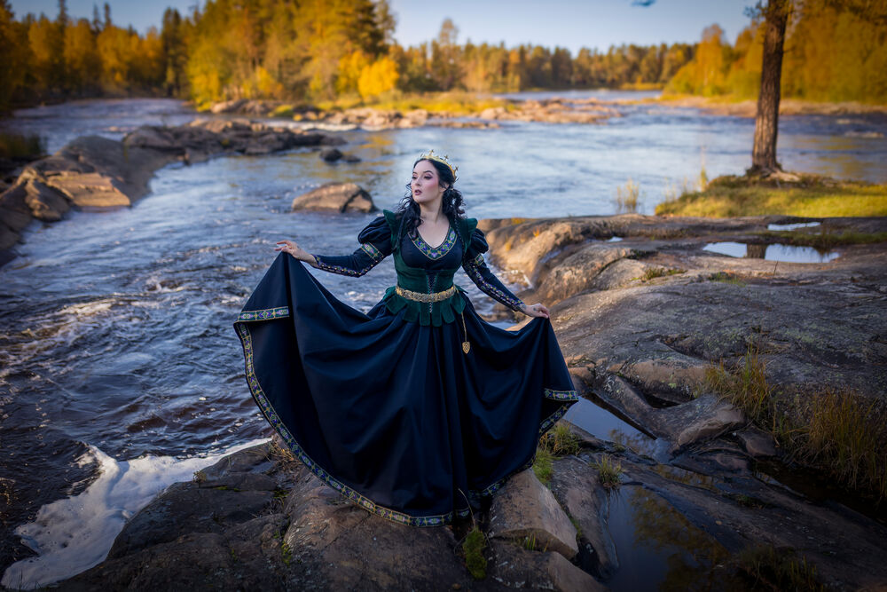 Robe noble fantasy Princesse Exilée Robe fantastique élégante au passement exclusif