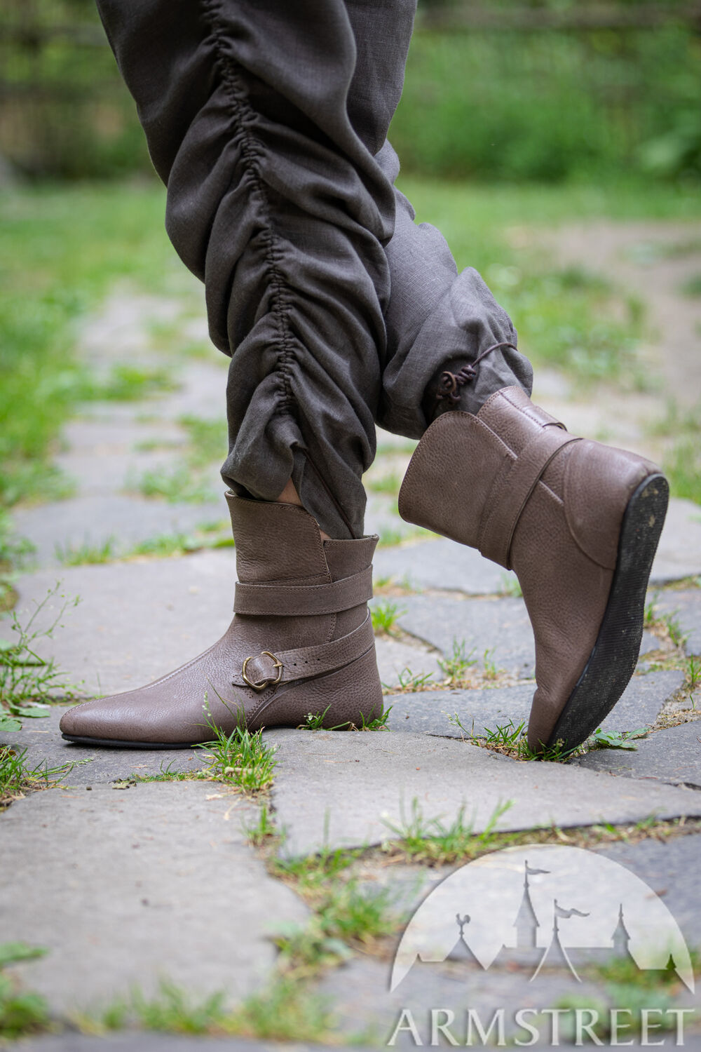 Chaussures m&eacute;di&eacute;vales en cuir &laquo; Chasseresse &raquo; mod&egrave;le &agrave; semelles retourn&eacute;es