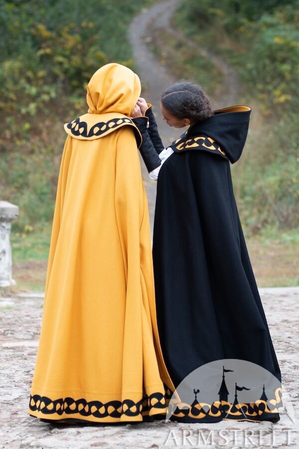 Cape noire avec des accents contrastés