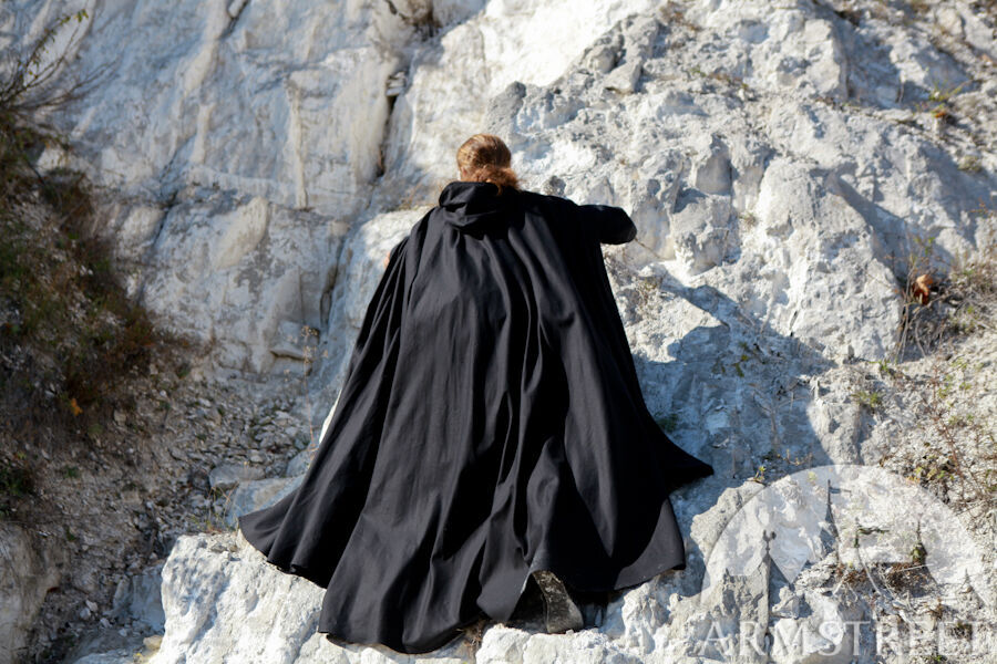 Cape noire à capuche en coton
