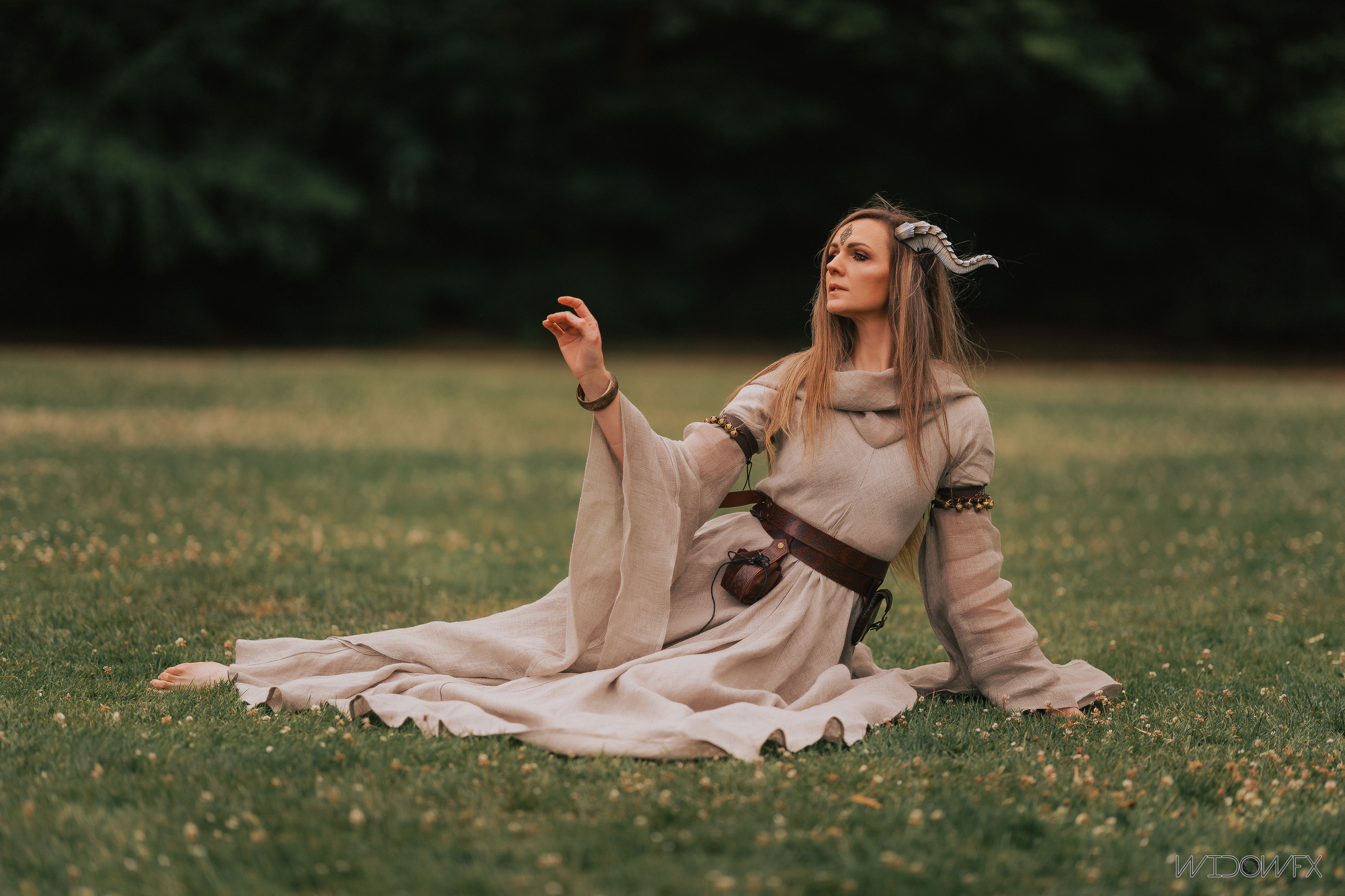 Luka dans la robe "Errante" par ArmStreet