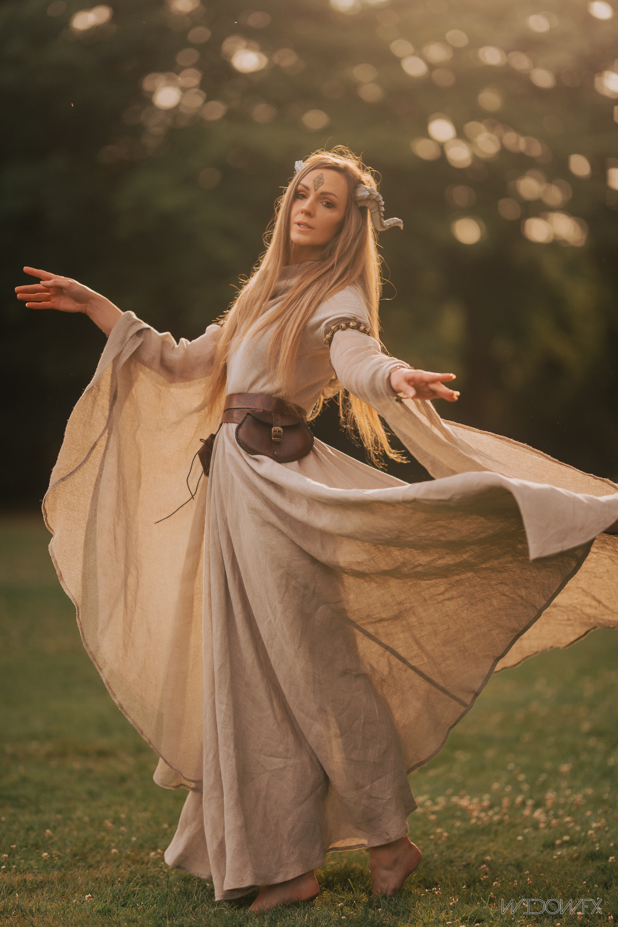 Luka dans la robe "Errante" par ArmStreet