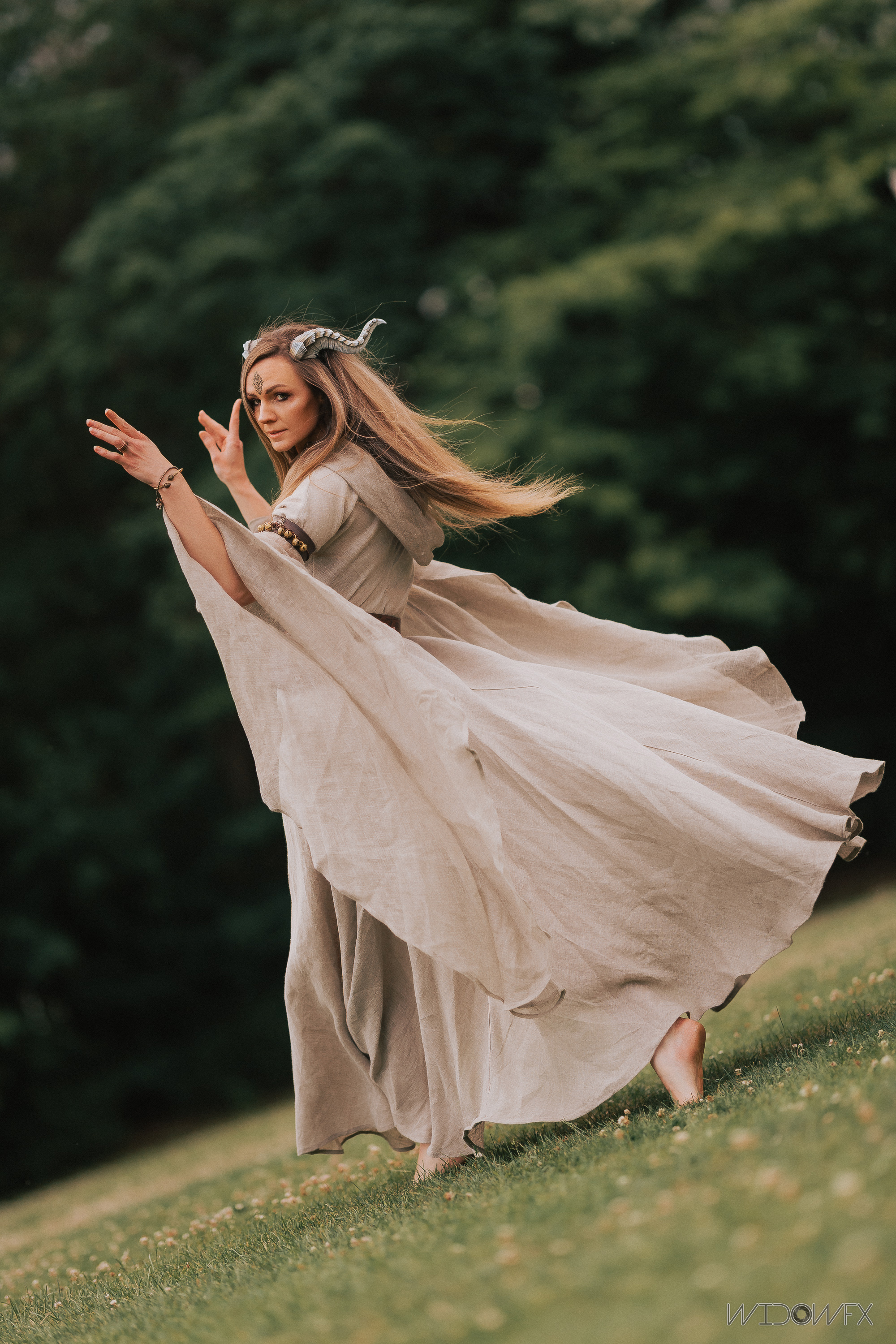 Luka dans la robe "Errante" par ArmStreet