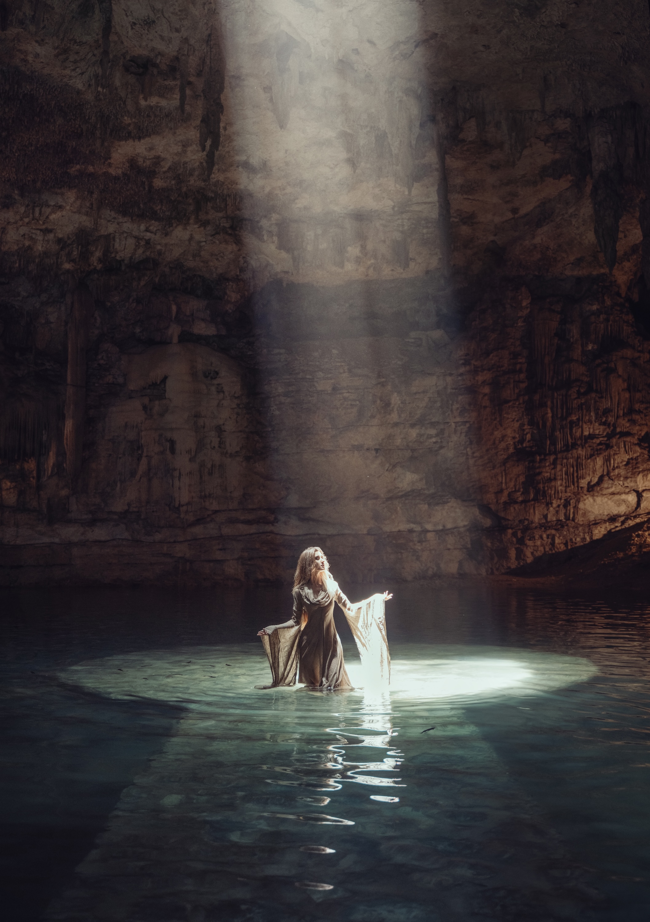 Ellie Ritch porte une robe "Errante" par ArmStreet