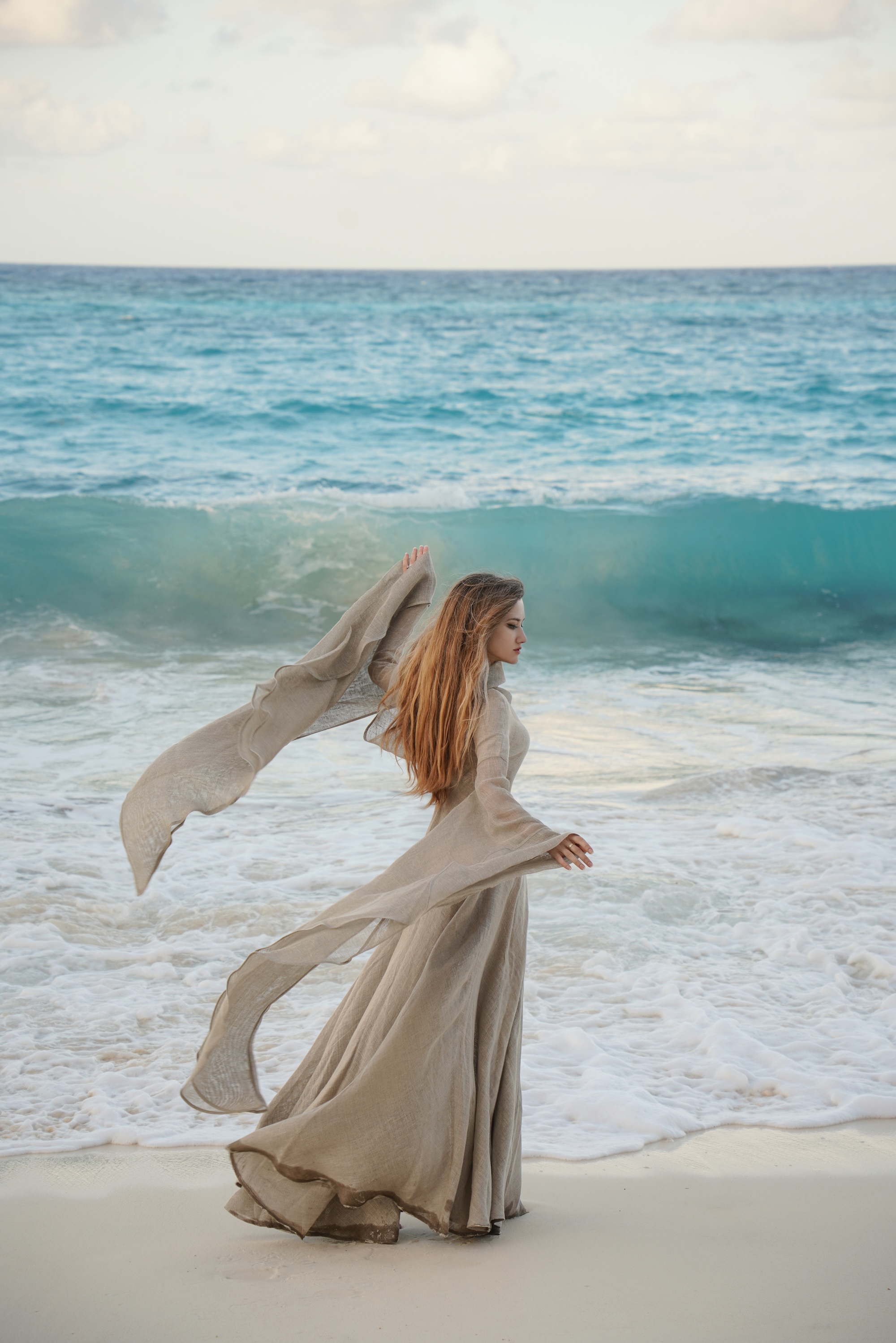 Ellie Ritch porte une robe "Errante" par ArmStreet