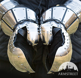 Gantelets médiévaux de combat