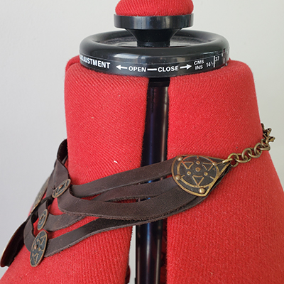 Common - sale-fantasy-exclusive-necklace-brass-and-leather-the-alchemists-daughter-brown-leather-2.jpg Common - sale-fantasy-exclusive-necklace-brass-and-leather-the-alchemists-daughter-brown-leather-2.jpg