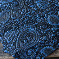 Échantillon de cuir imprimé bleu sur noir